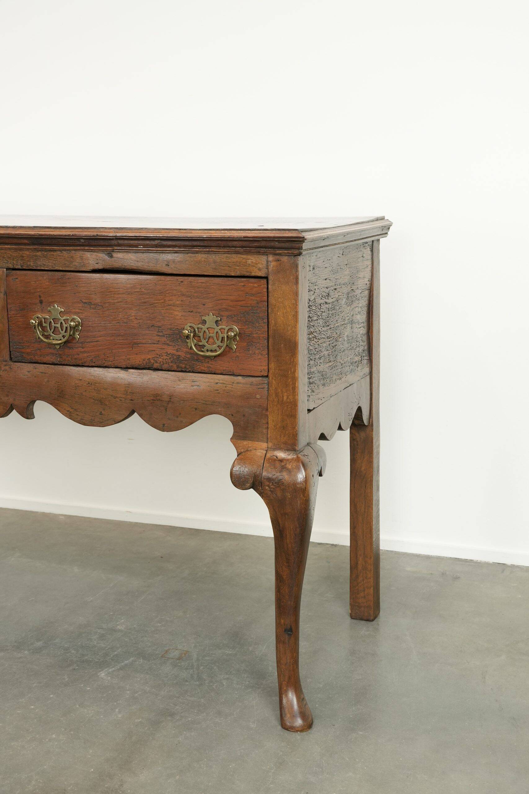 Buffet anglais ancien du XVIIIe siècle en chêne.