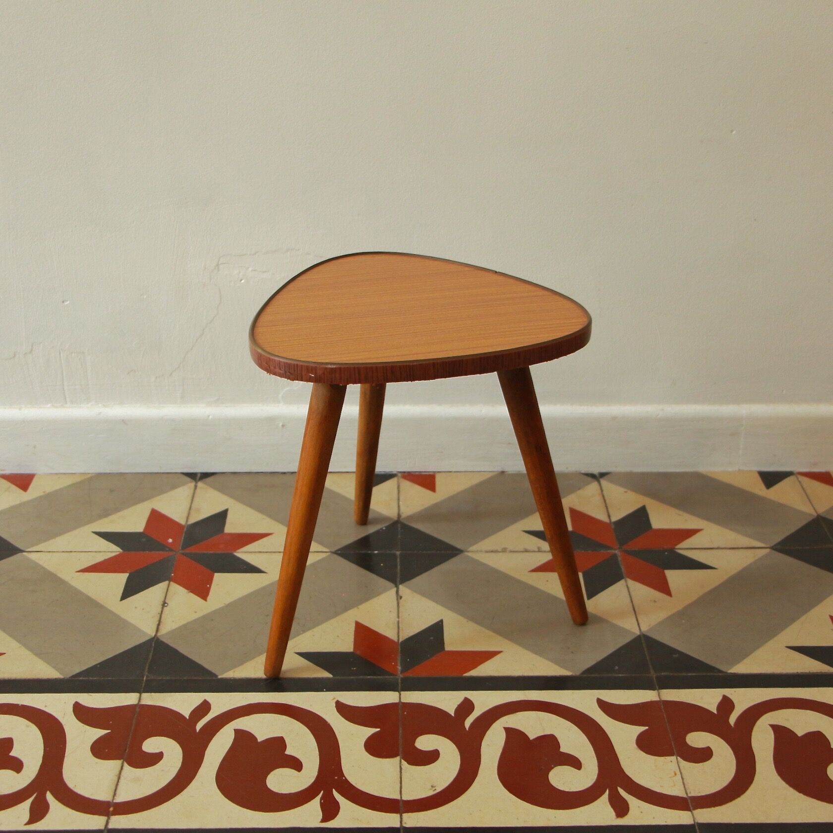 Formica tripod plant holder