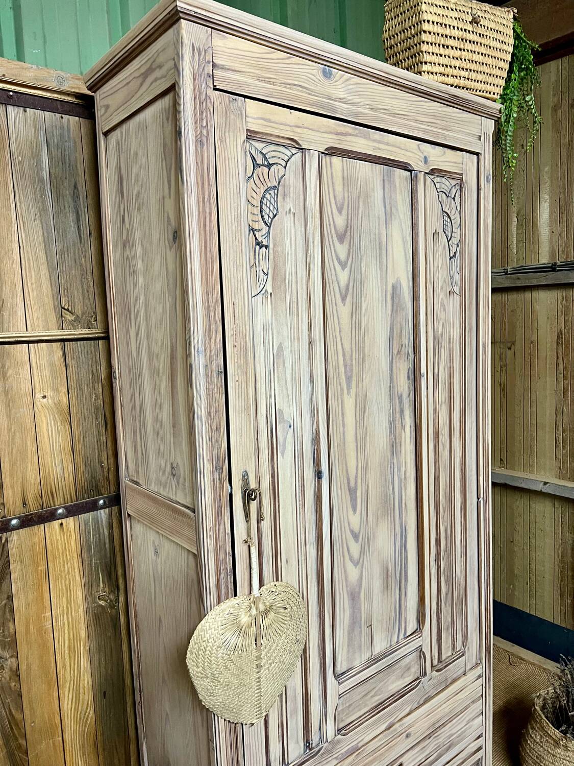 Armoire parisienne