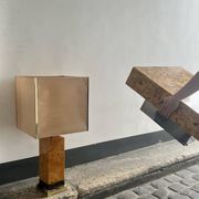 Majestueuse lampe de table en loupe d'orme, C.Mahey design 1970