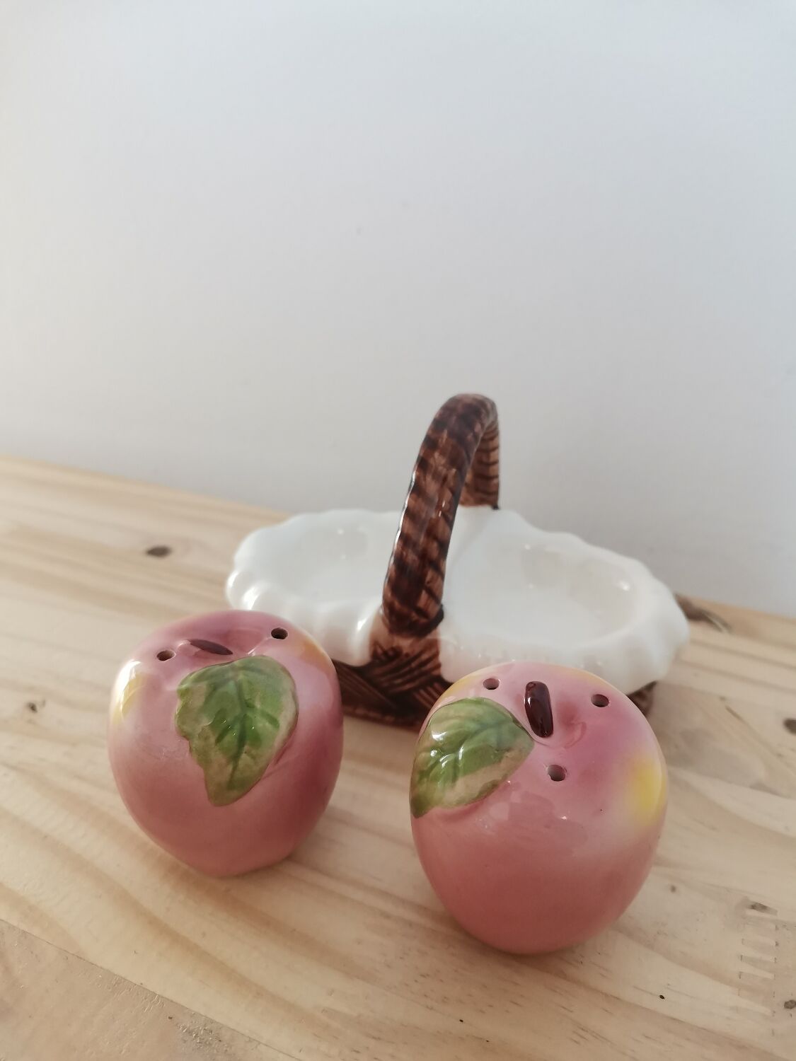 Set of salt shaker and pepper vintage apple slip in basket made in Korea