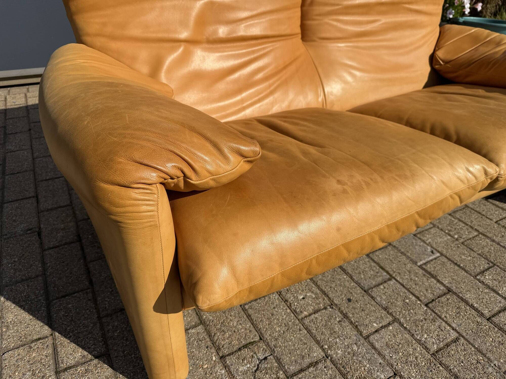 Beautiful Cassina Maralunga 2-seater in camel light patinated natural leather.