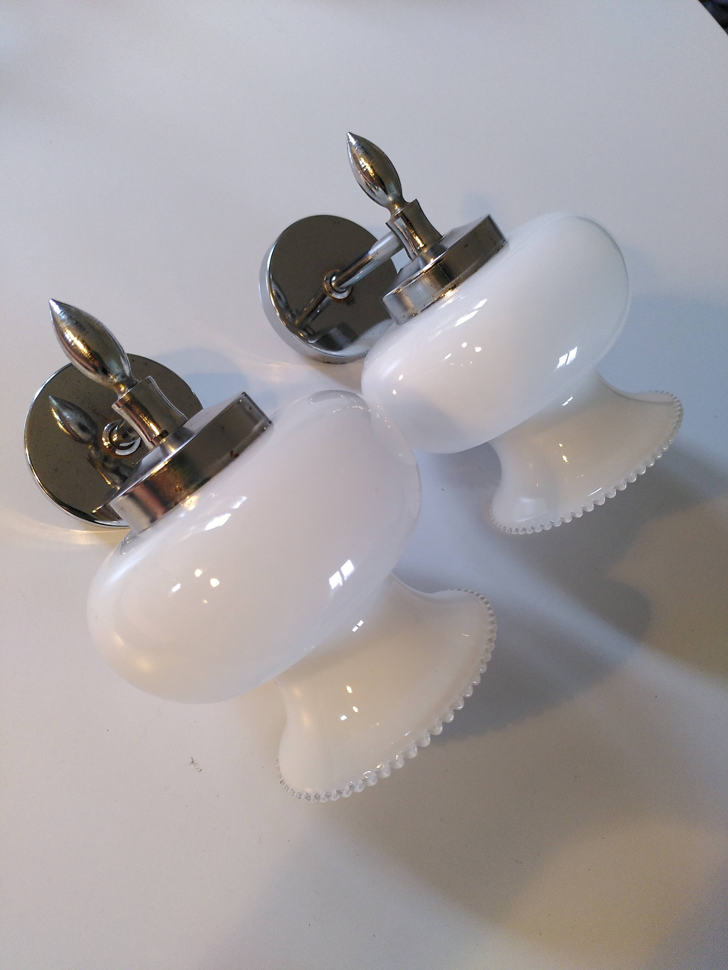 Paire d'appliques opaline