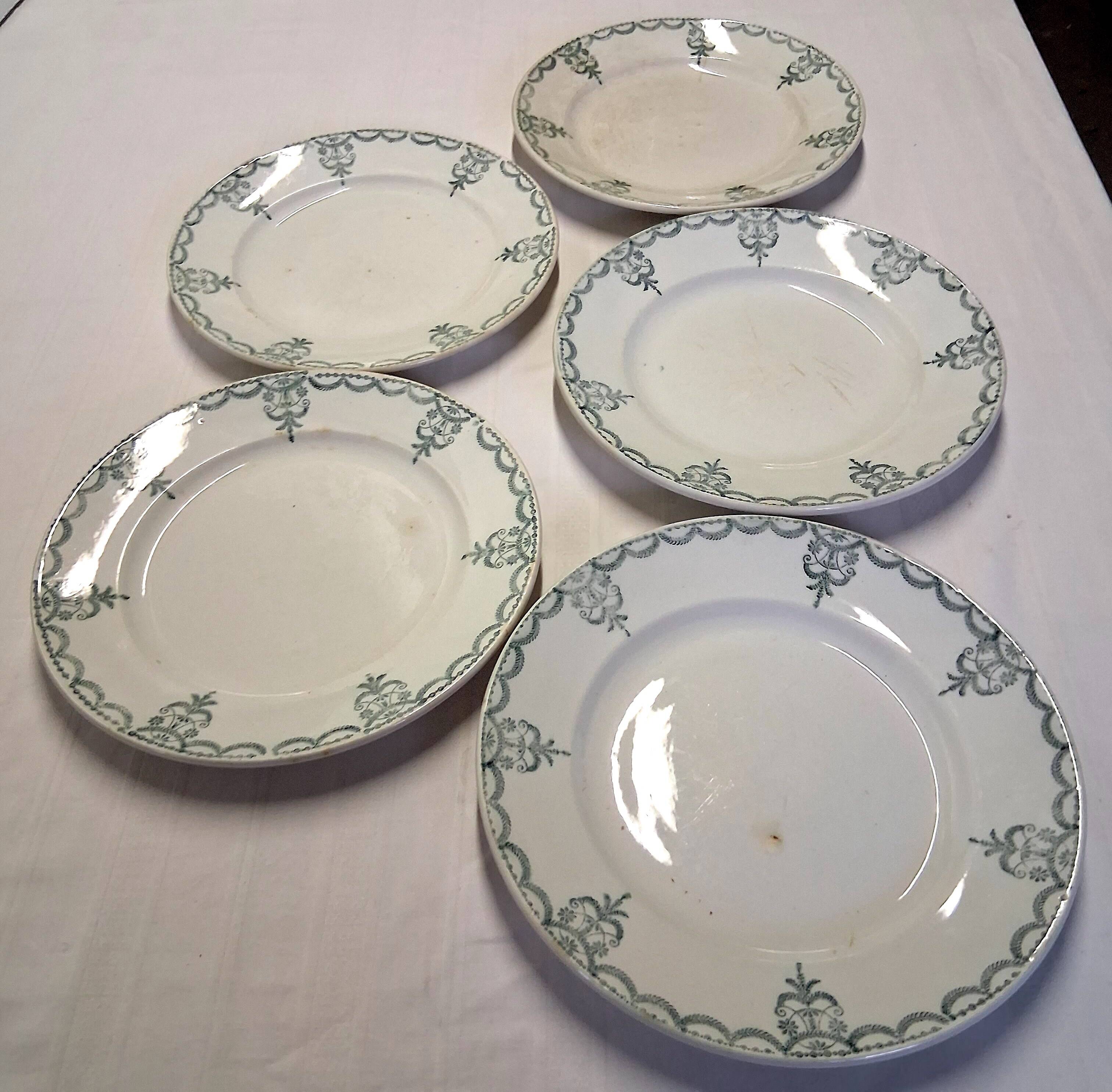 5 assiettes à dessert ancienne de chez Moulins des loups en bon état