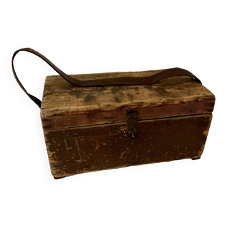 Boîte coffre caisse malle à outils ancienne en bois avec lanière cuir