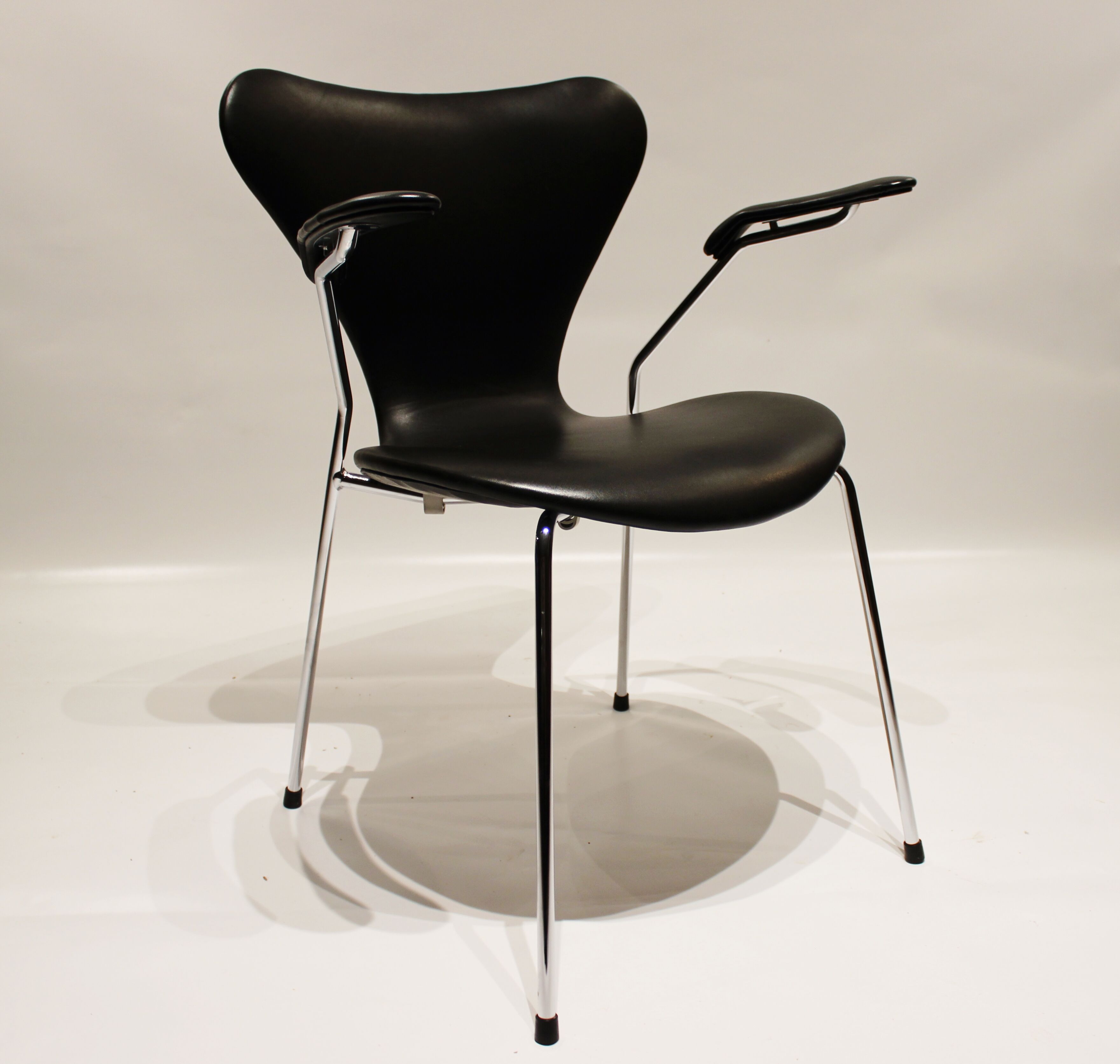 Quatre fauteuils modèle 3207, par Arne Jacobsen, 2006