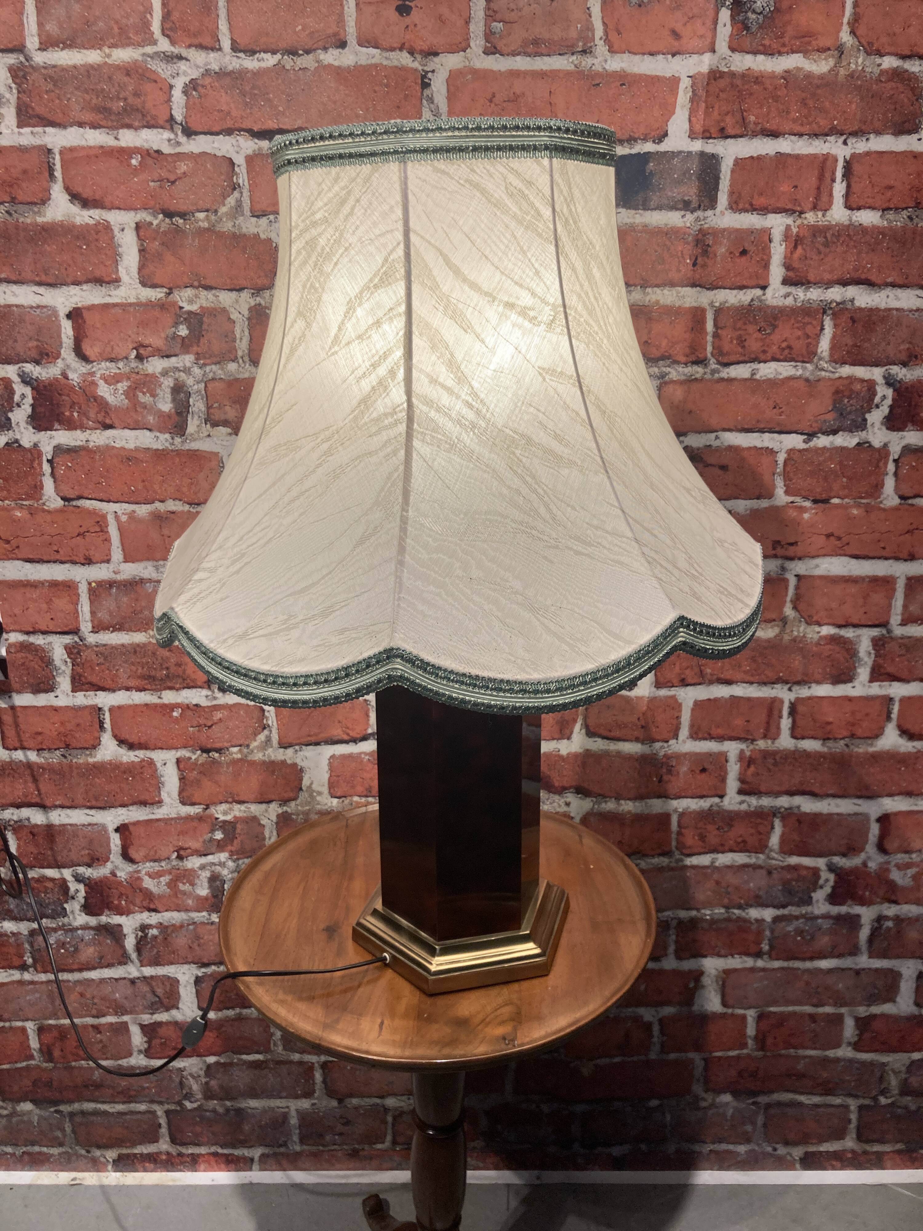 Chic table lamp with lampshade