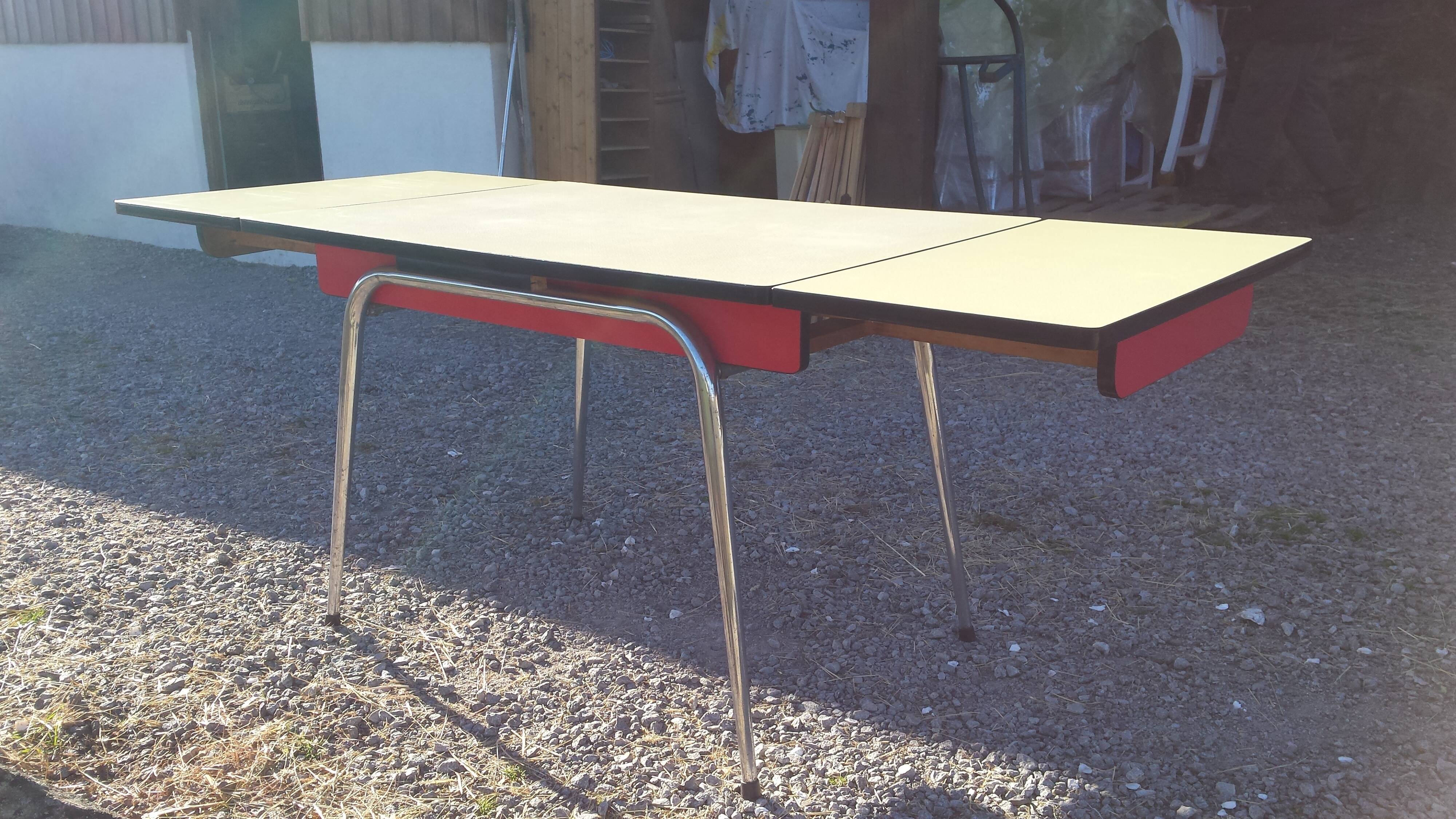 Table et 4 chaises en formica