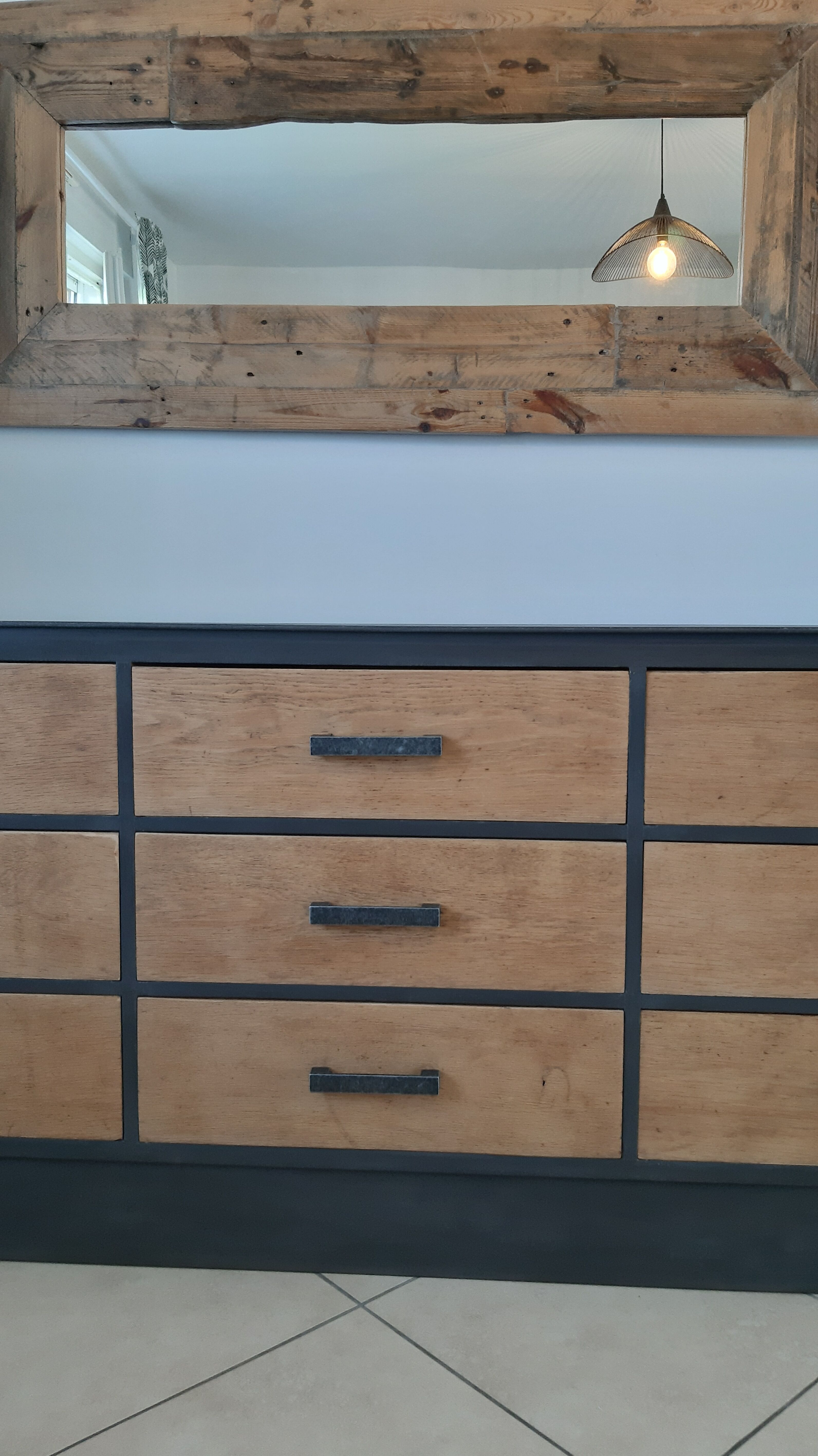 Furniture counter with graphite and wood drawers