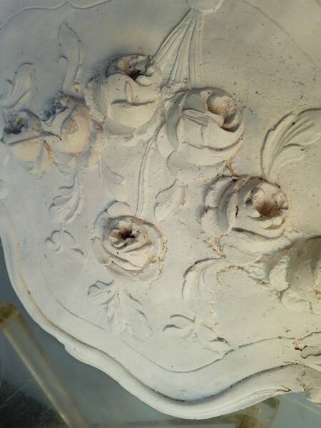 Louis XVI pediment with plaster low relief roses
