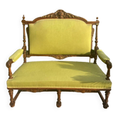 Banquette en bois massif richement sculpté de style Louis XVI .