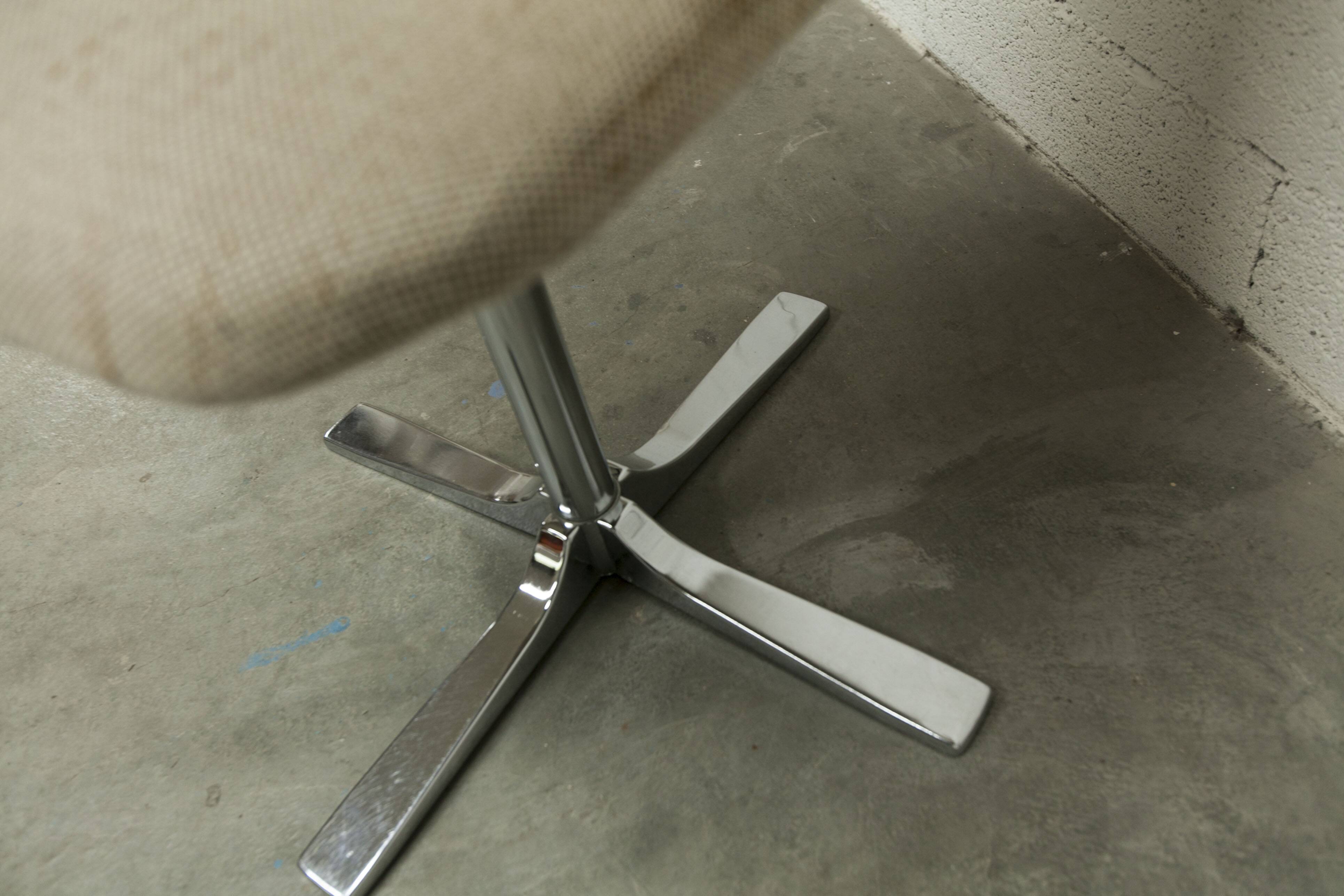 Swivel chair in chrome and clean, sturdy patterned fabric from the 1970s.