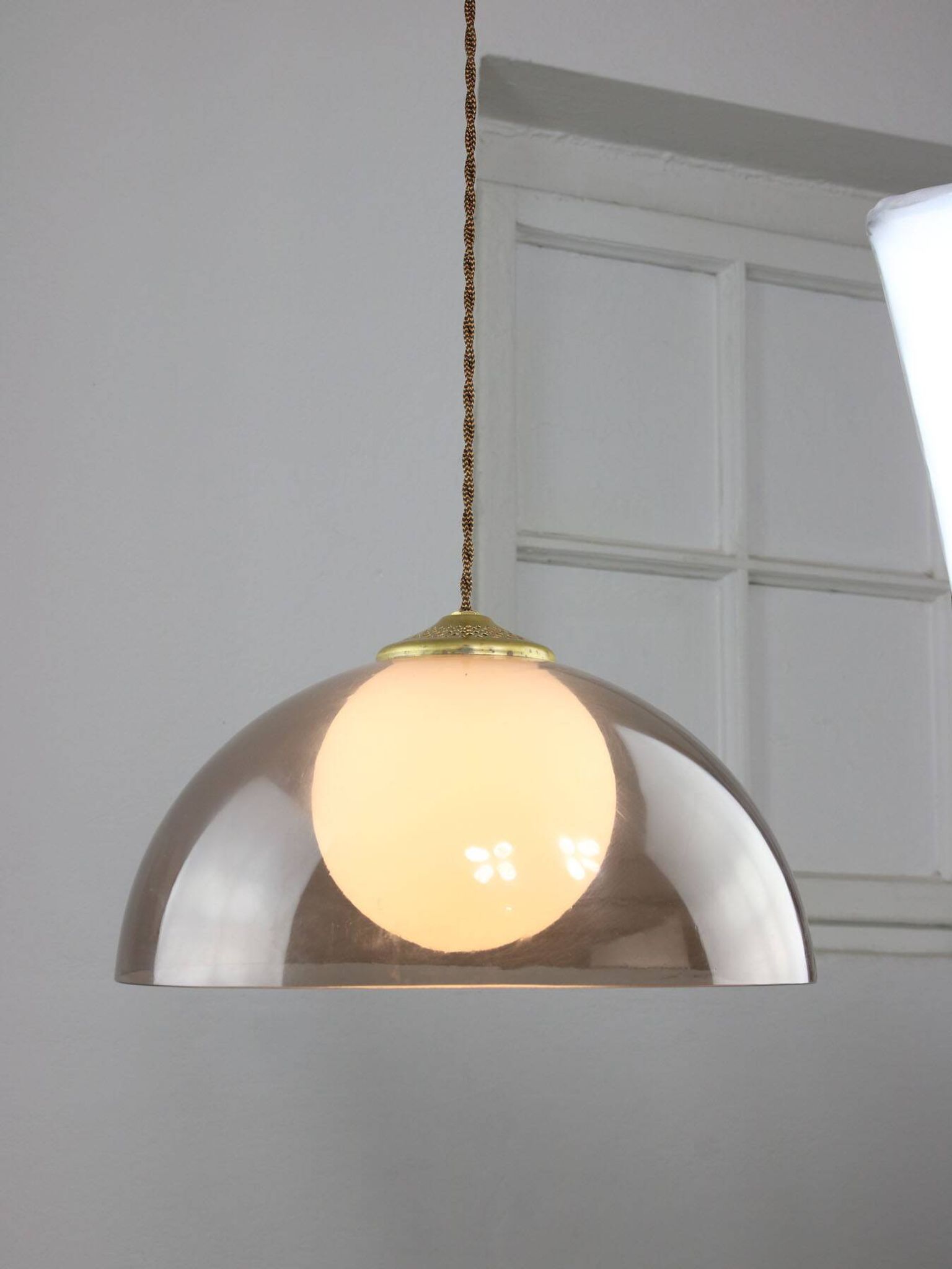 Lampe à suspension italienne en laiton, opaline et plexiglas de l'ère spatiale
