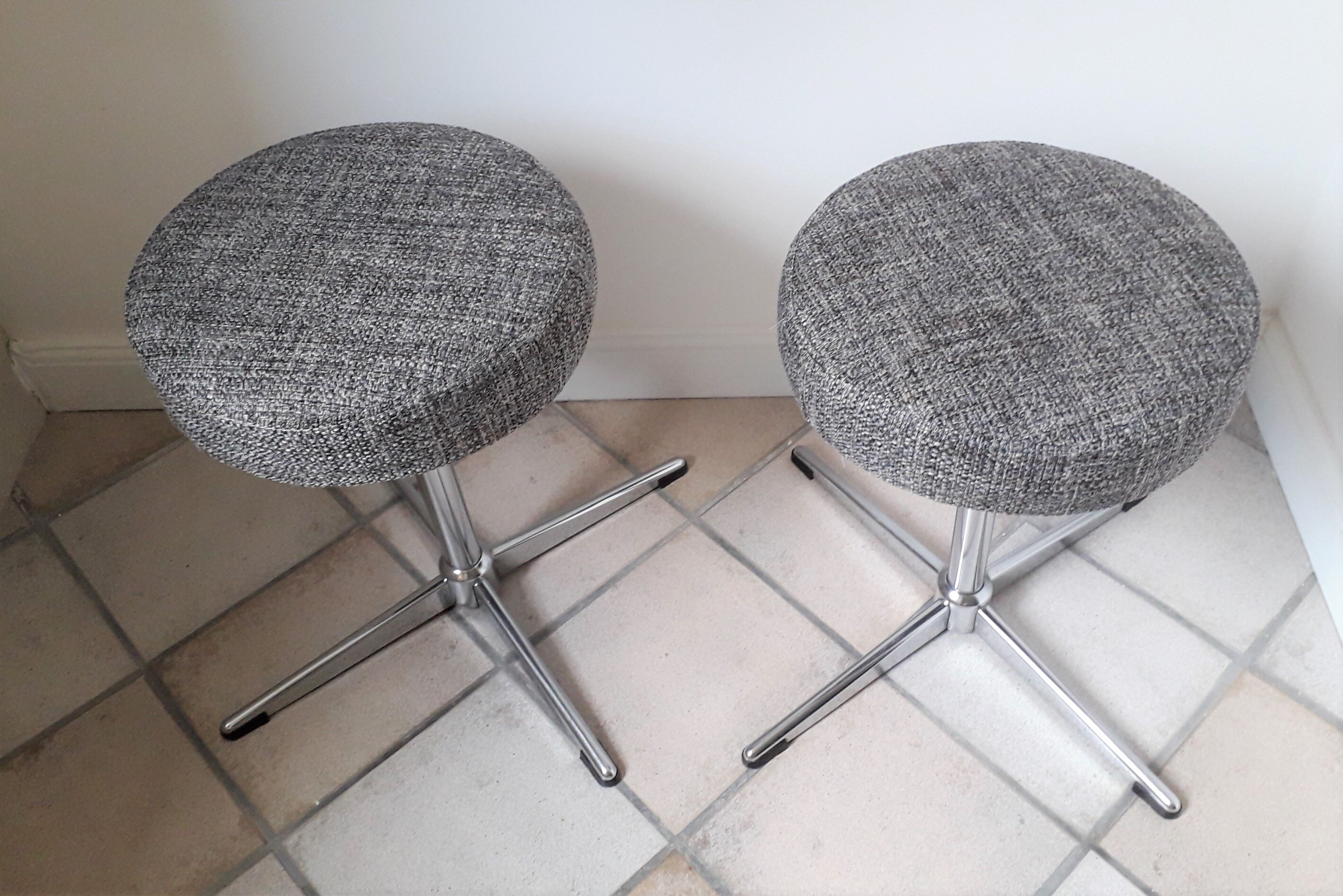Pair of swivel stools 70s central foot