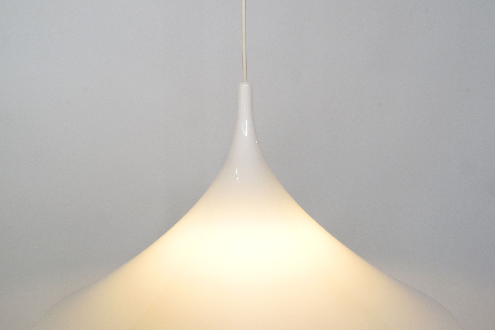 Trumpet pendant in white plexiglas