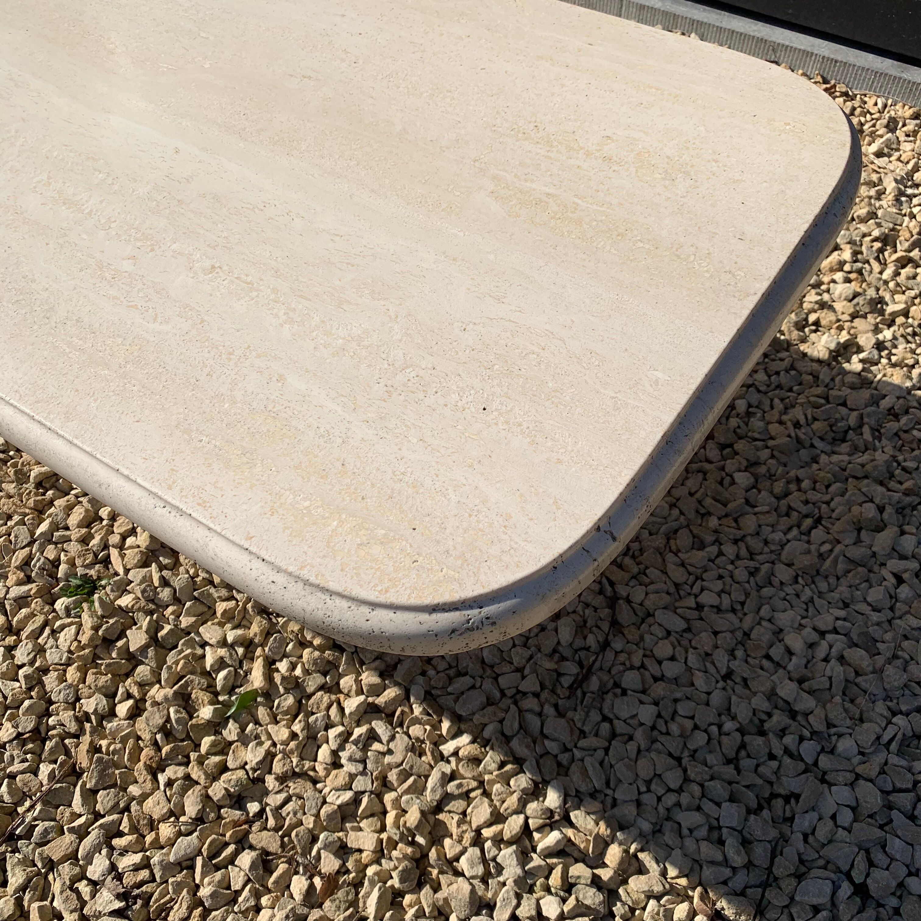 Table basse en travertin, Italie 1970