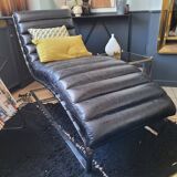 Chaise longue en cuir noir divan