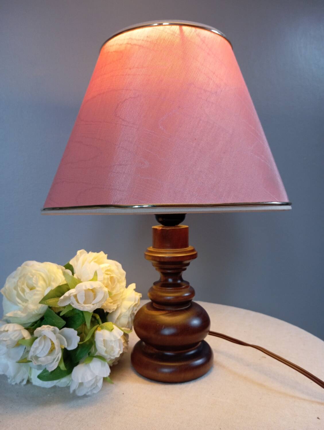 Lampe à poser bois tourné, abat jour rose, retro chic