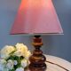 Lampe à poser bois tourné, abat jour rose, retro chic