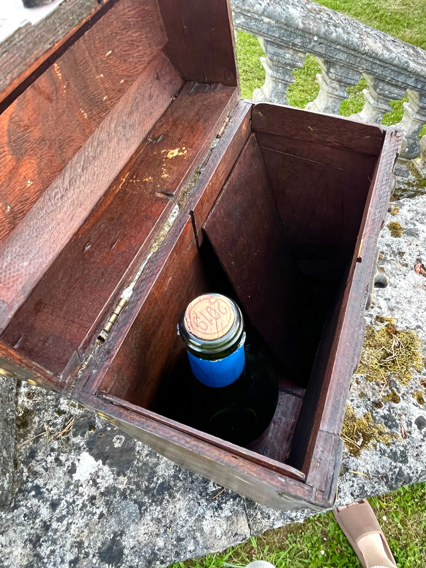 Coffre en bois pour deux bouteilles de vin avec compartiment secret