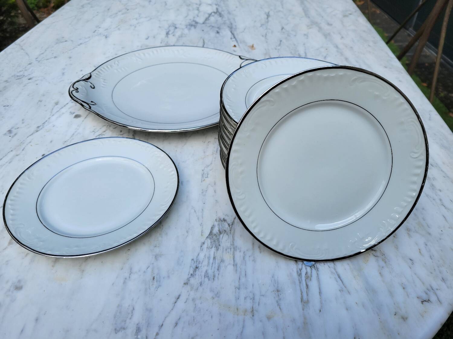 Silver-edged dessert service and its dish