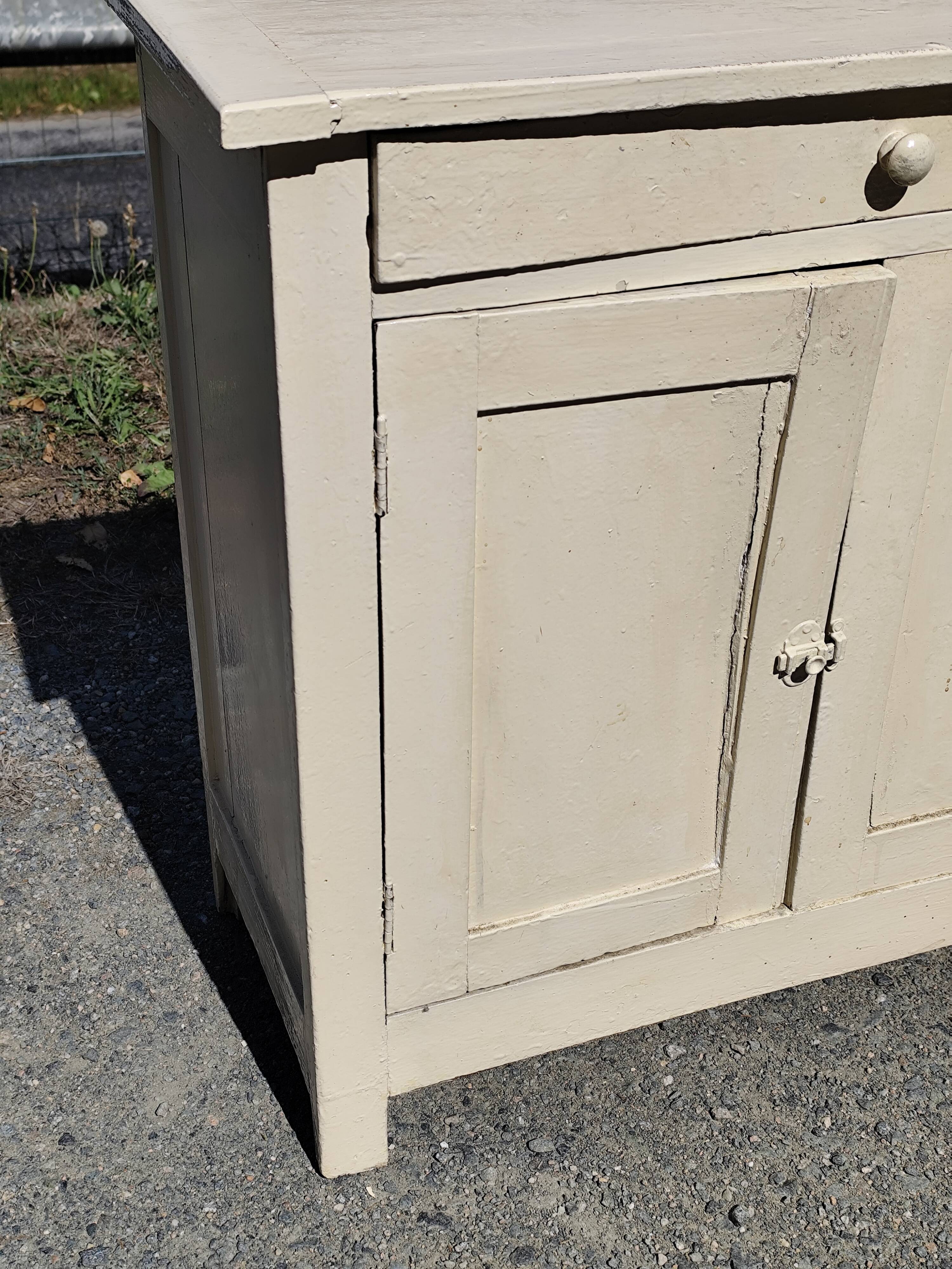 Small Parisian sideboard with one drawer and two doors, white lacquered