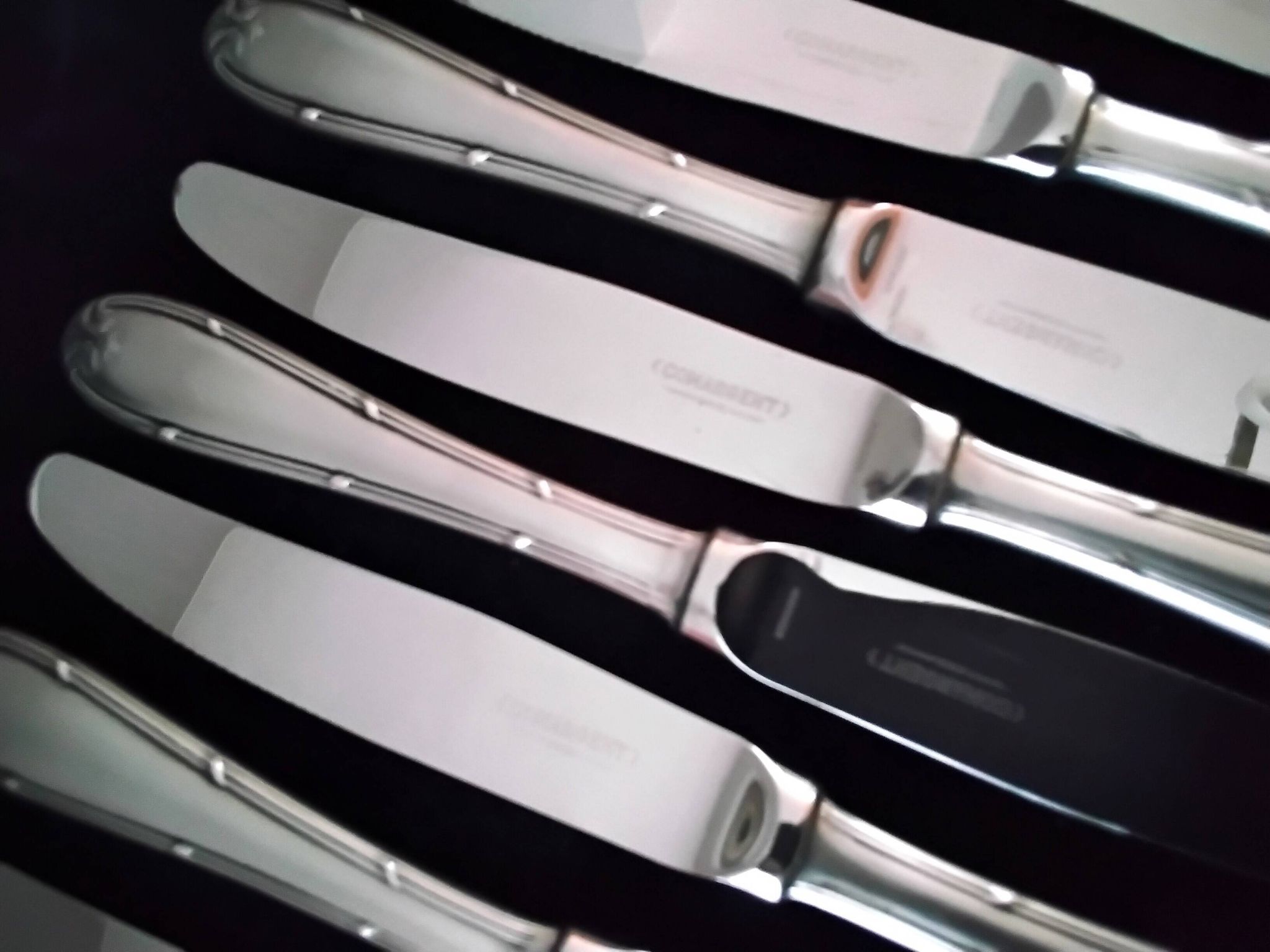 Set of 12 monobloc table knives in Comargent steel.
