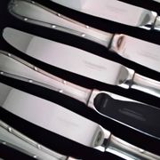 Set of 12 monobloc table knives in Comargent steel.