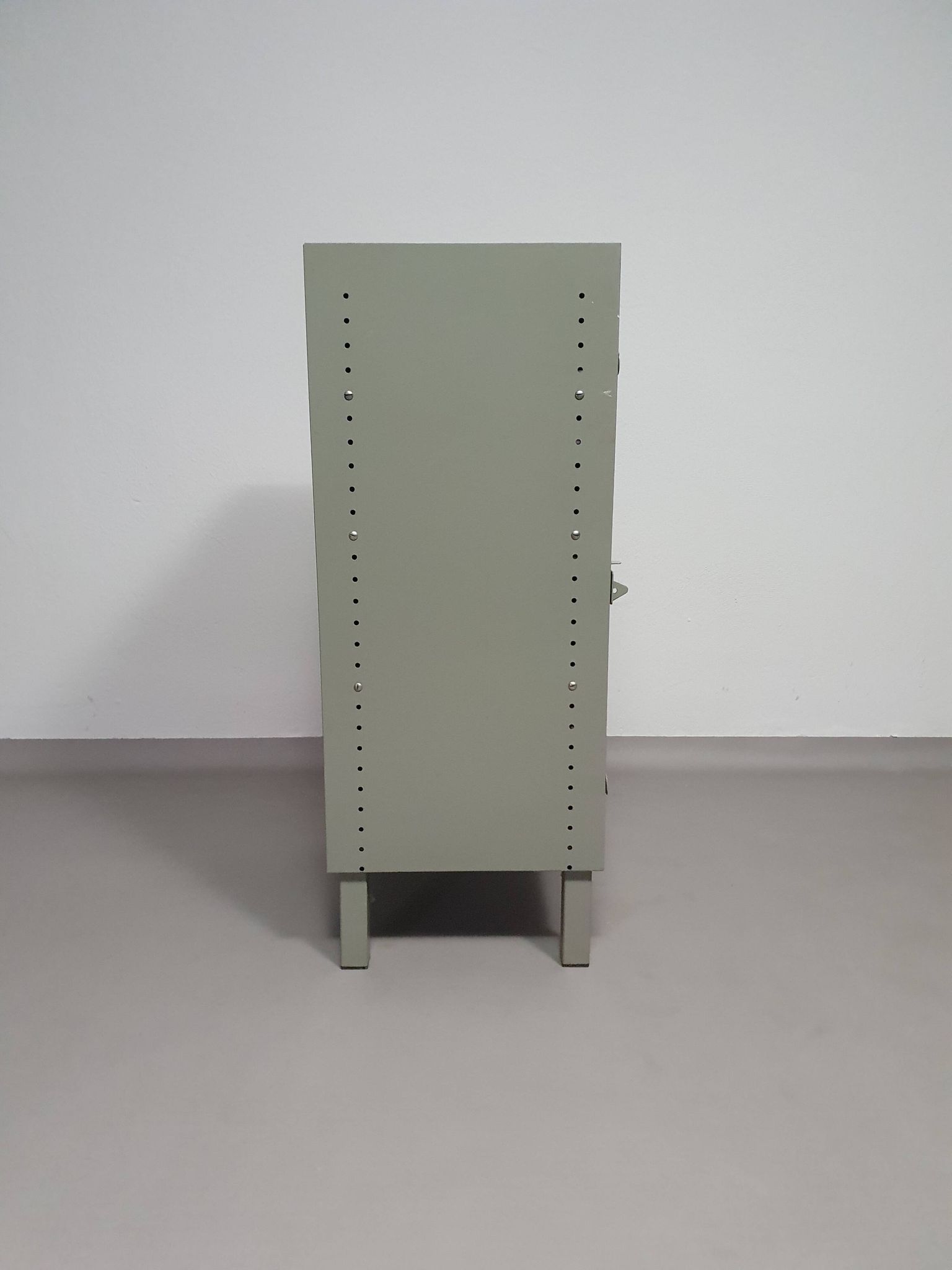 Casier en métal gris. Petit buffet industriel.