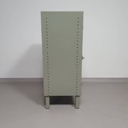 Casier en métal gris. Petit buffet industriel.