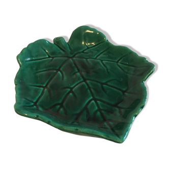 Green ceramic leaf-shaped cup