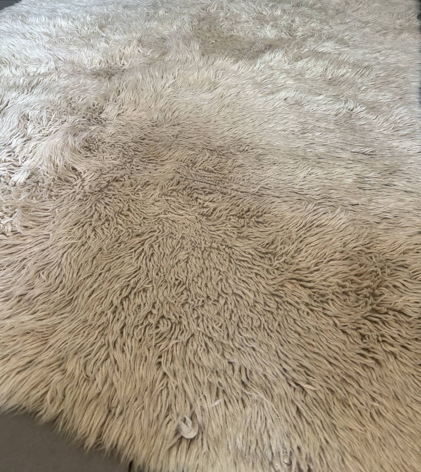 Large vintage carpet 100% pure wool Flokati with long pile from the 60s-70s.