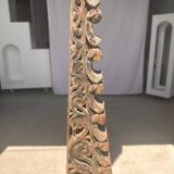 Indonesian construction element in carved wood with intertwined plant motifs mounted on a base (fri