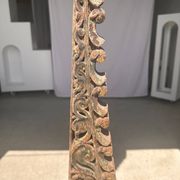 Indonesian construction element in carved wood with intertwined plant motifs mounted on a base (fri