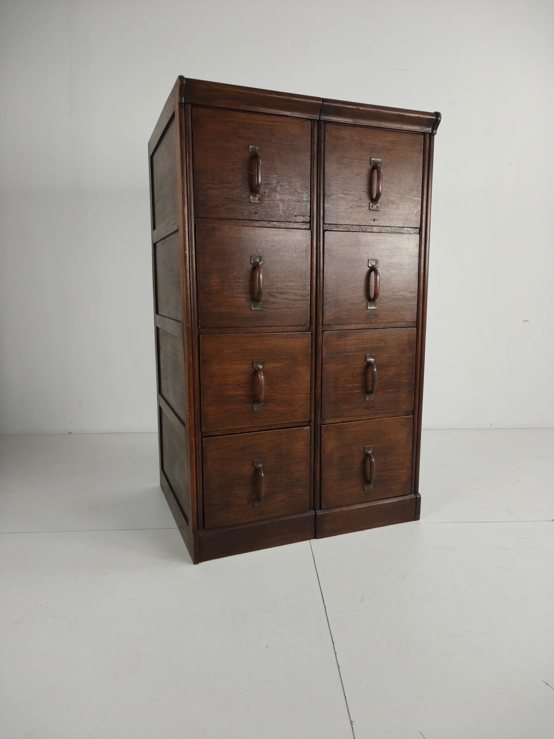 Armoire à archives double en chêne massif – Pays-Bas, 1920–1940