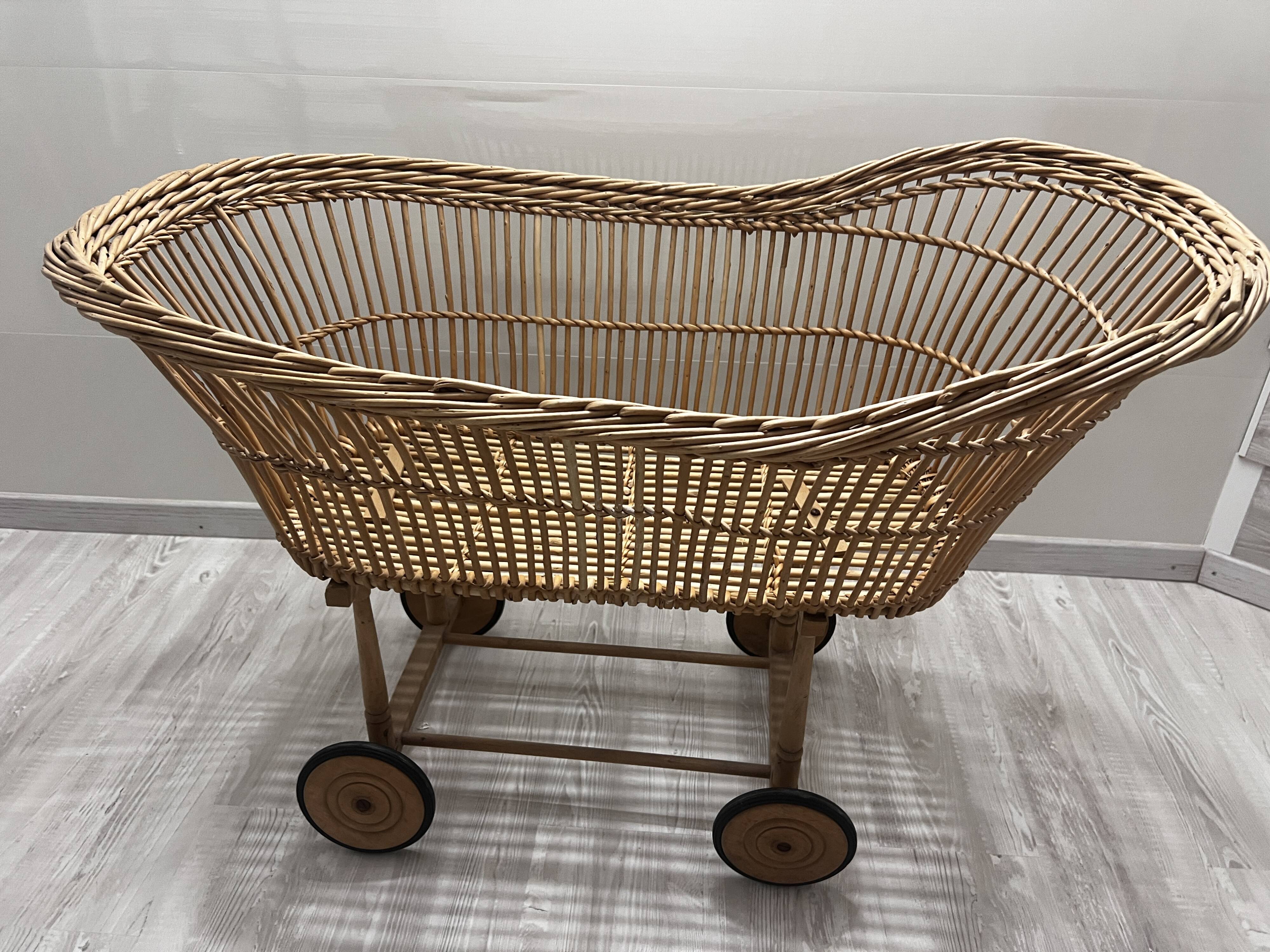 Rattan cradle on wheels