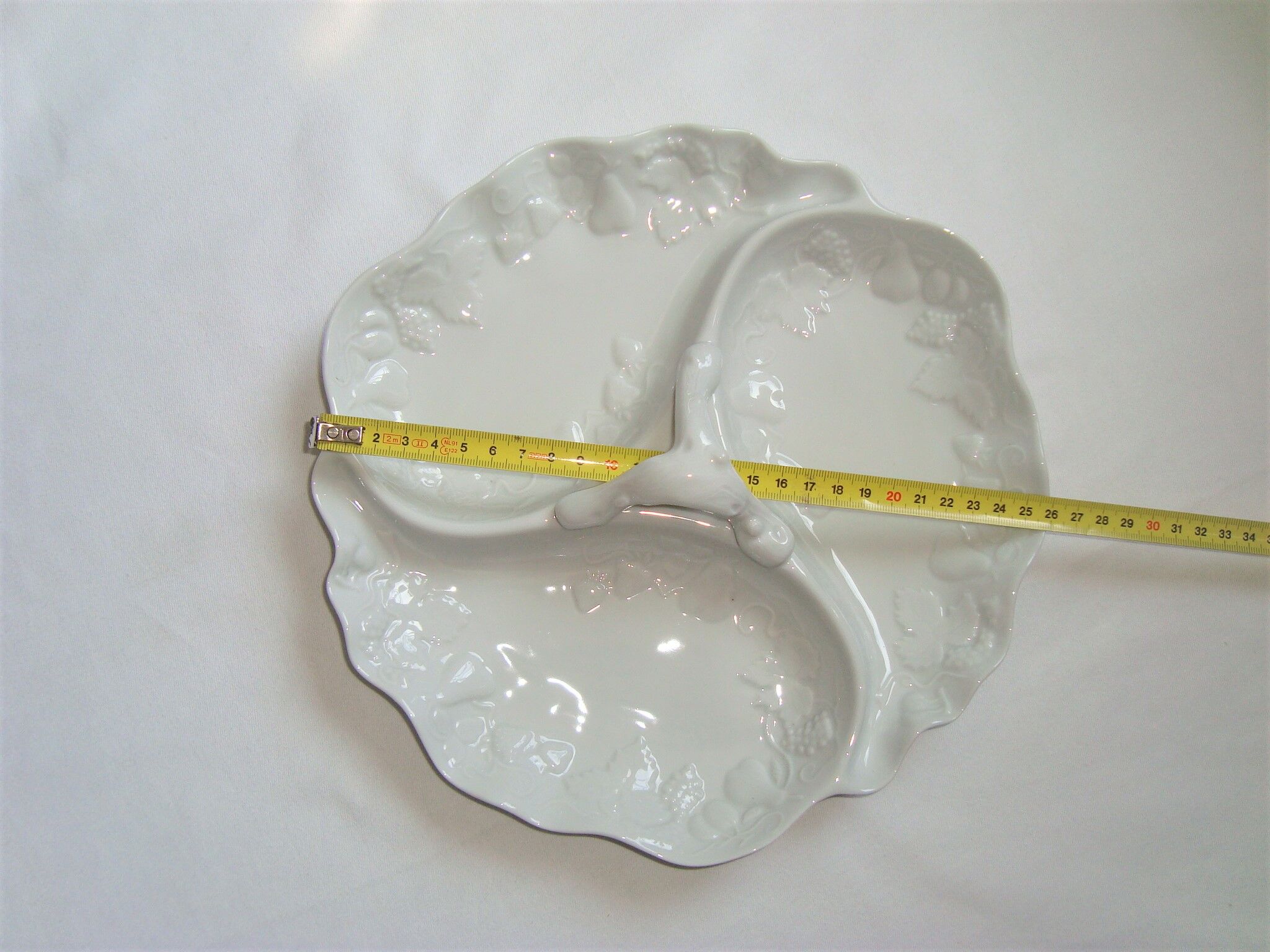Flat compartmentalized philippe deshoulières porcelain white patterns in relief