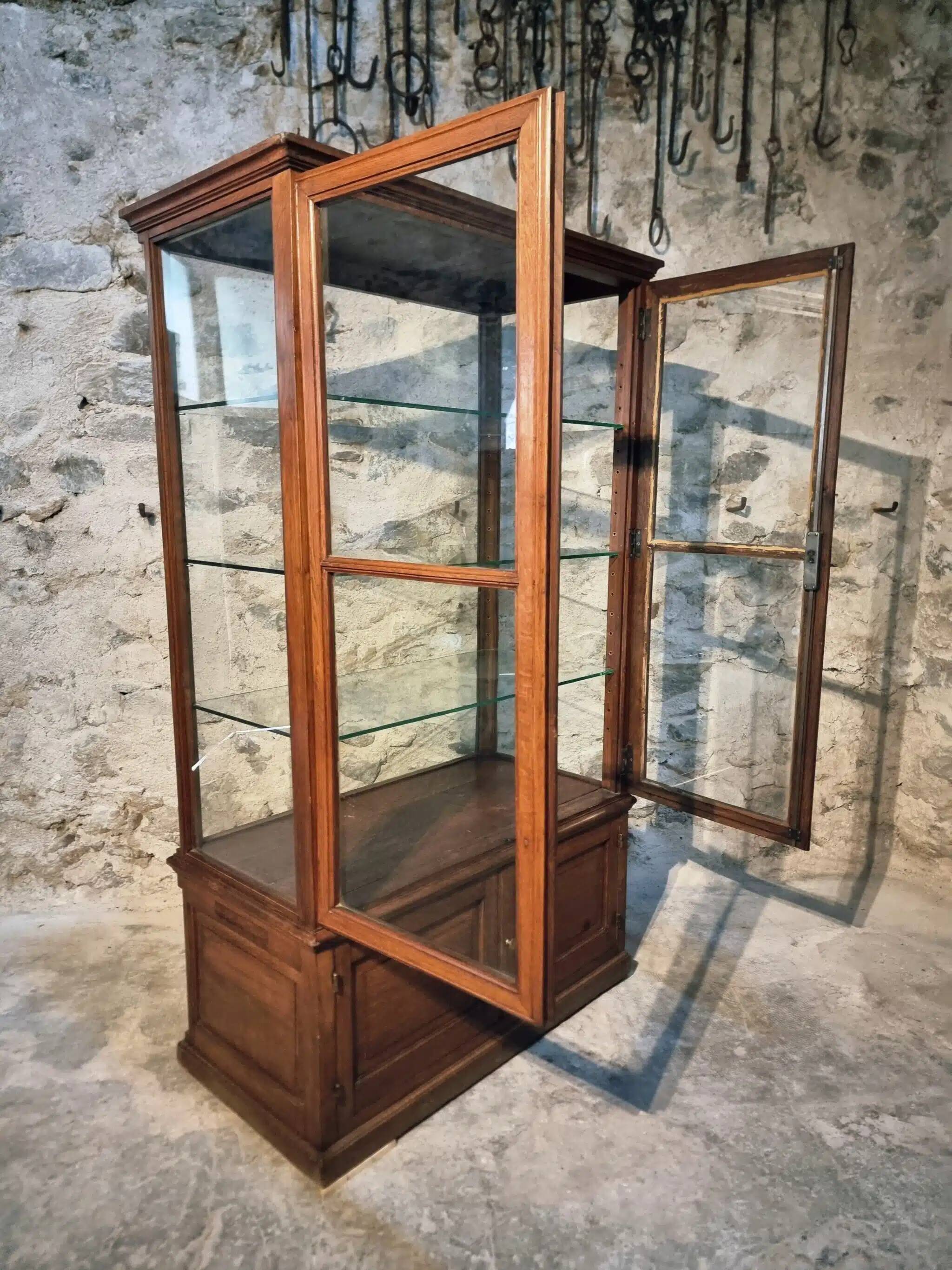 Vitrine ancienne en chêne français – Vitrine de musée d’un château de Bourgogne – vers 1900