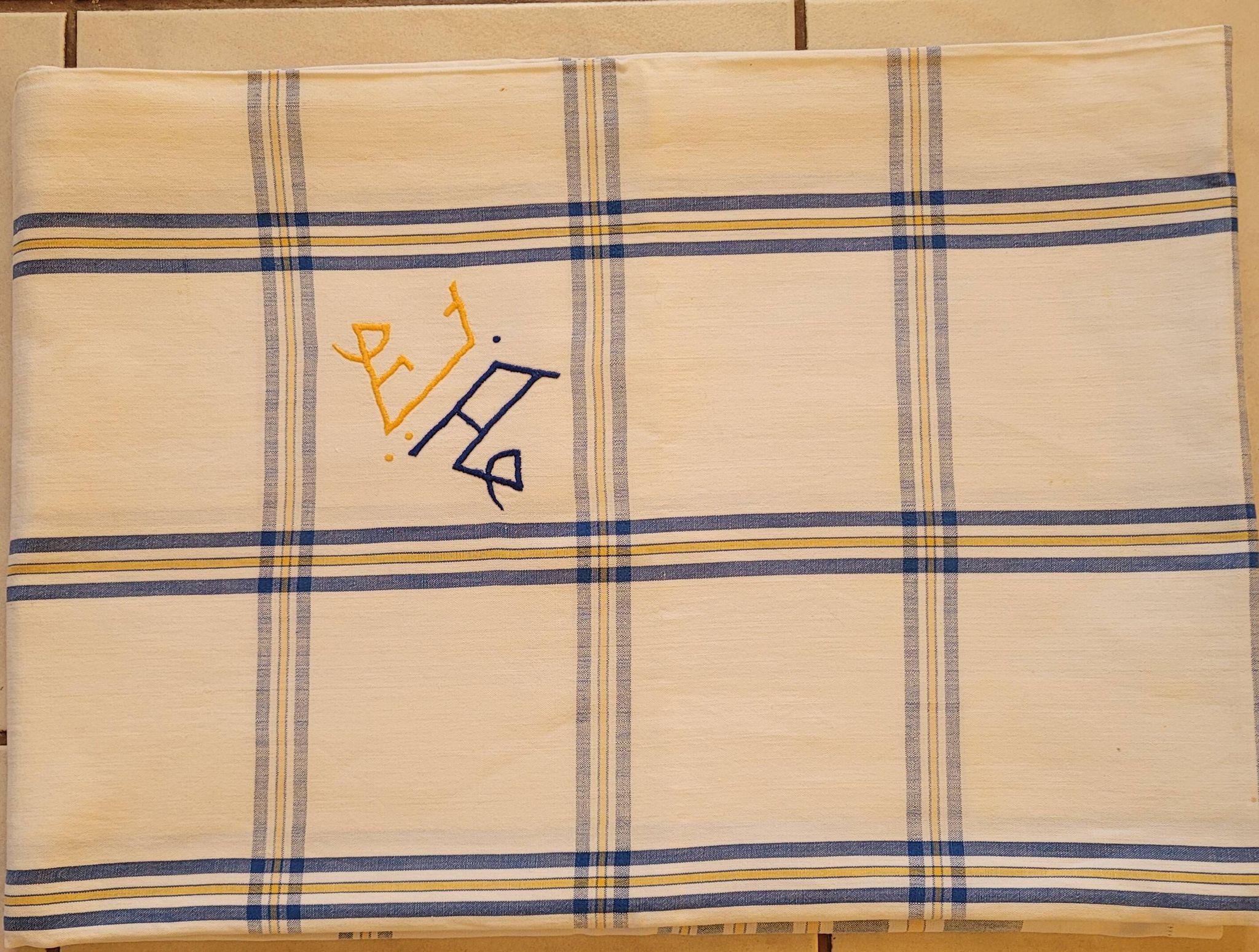 Cotton tablecloth for 12 place settings with napkins.