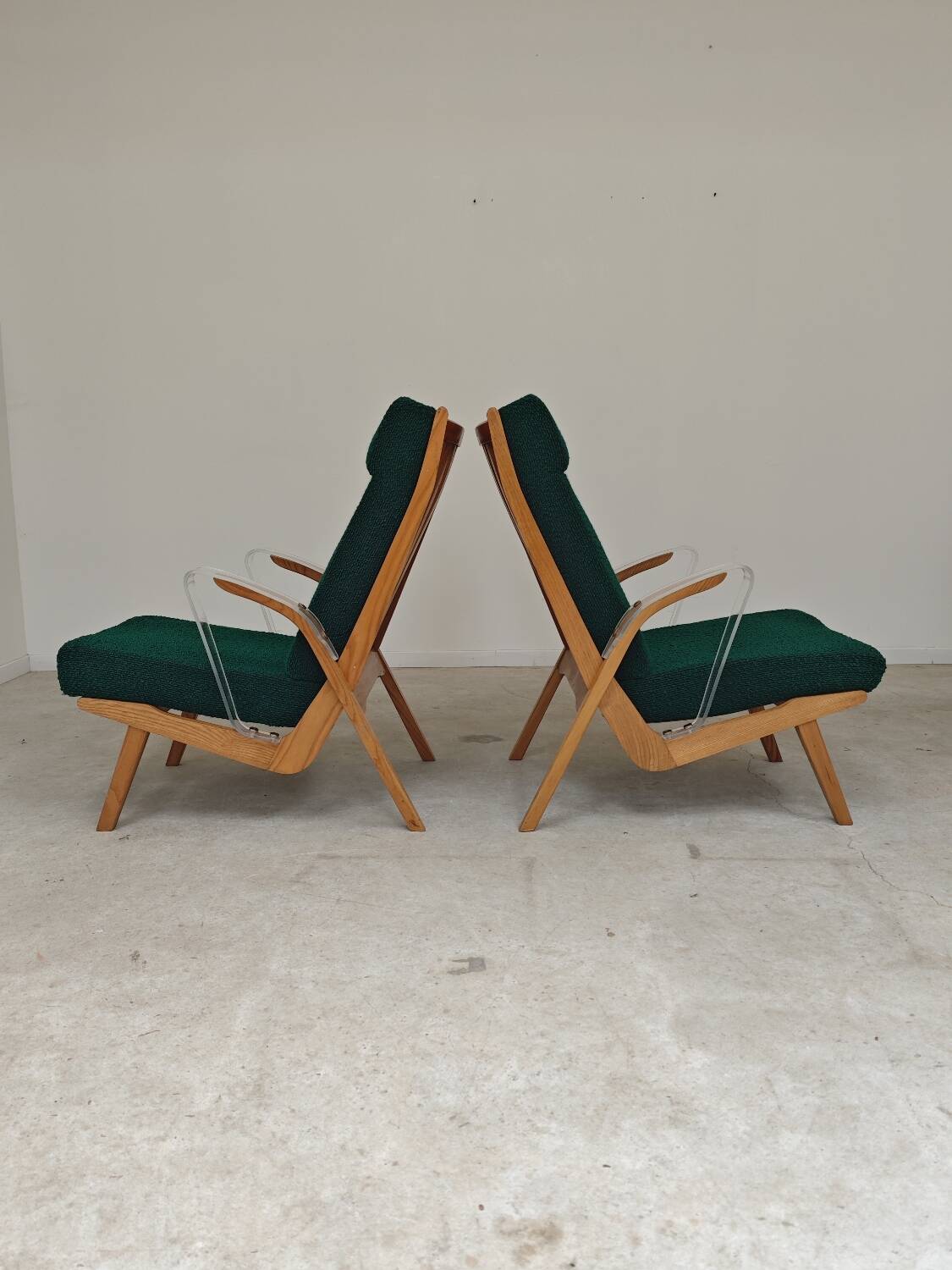 Paire de fauteuils ULUV bois et tissu vert bouclette