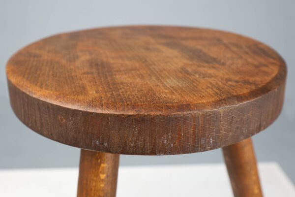 Tabouret bas rustique brutaliste tripode en bois massif de fabrication artisanale française