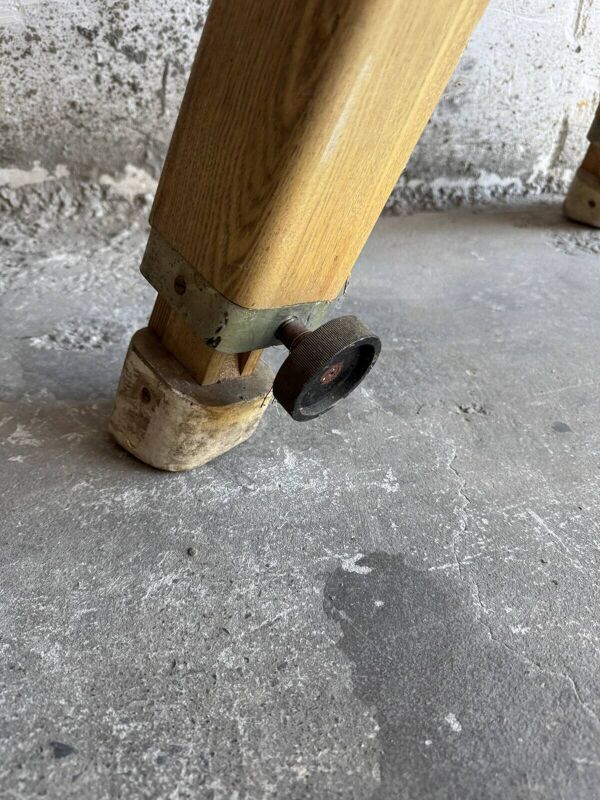 Cheval d'arçons belge vintage des années 1960 — coffre en cuir marron sur pieds en bois naturel