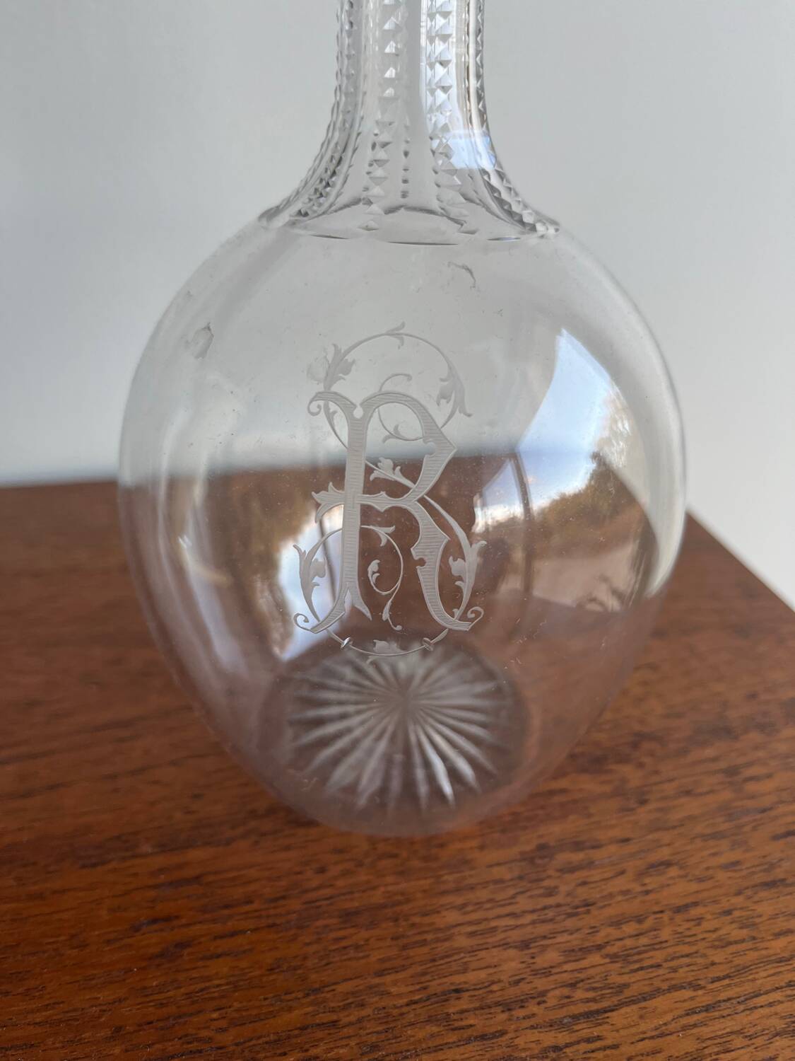 Carafe en cristal Baccarat Monogramee Taille Mousseline.   Catalogue b