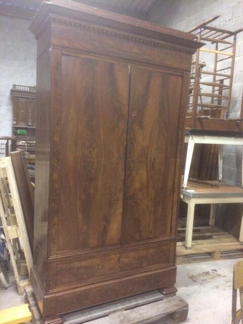 Wardrobe in walnut
