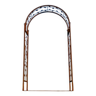 Garden arch in wrought iron with leaves