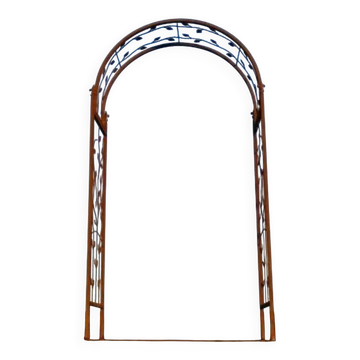 Arche de jardin en fer forgé avec des Feuilles