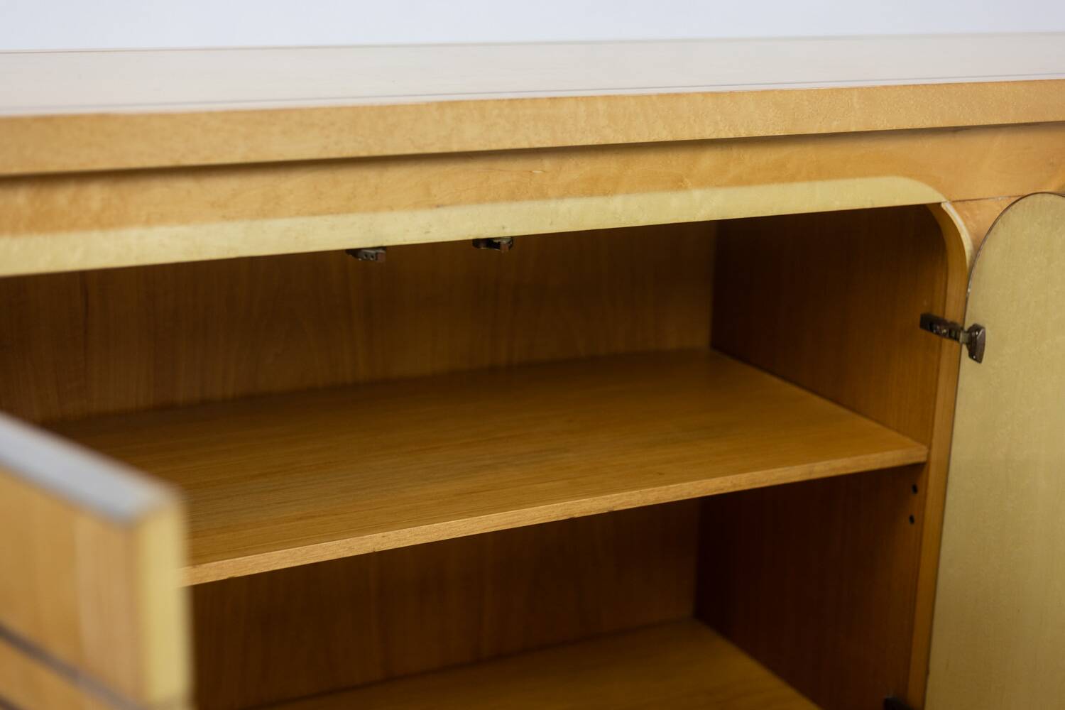 Enfilade à 4 portes en bois de bouleau. Années 1970.