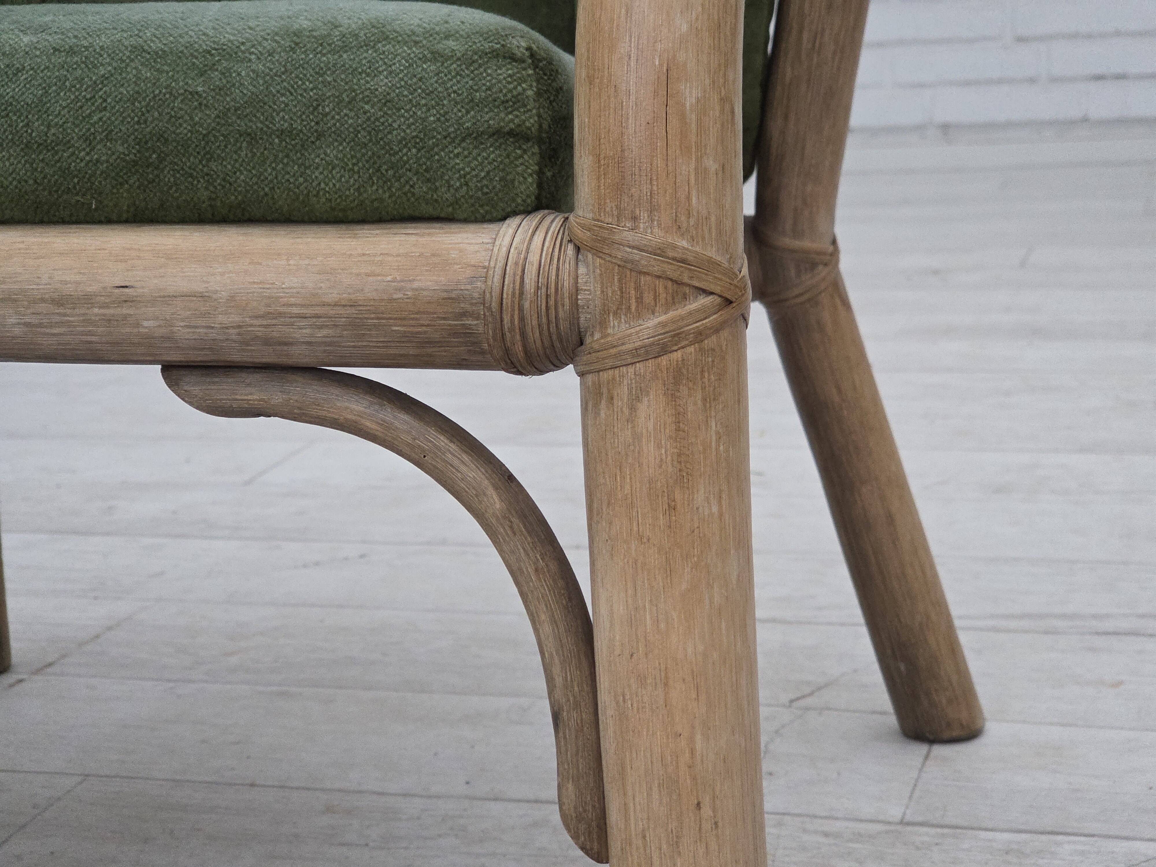 Années 1970, paire de fauteuils lounge scandinaves, mobilier en velours et rotin