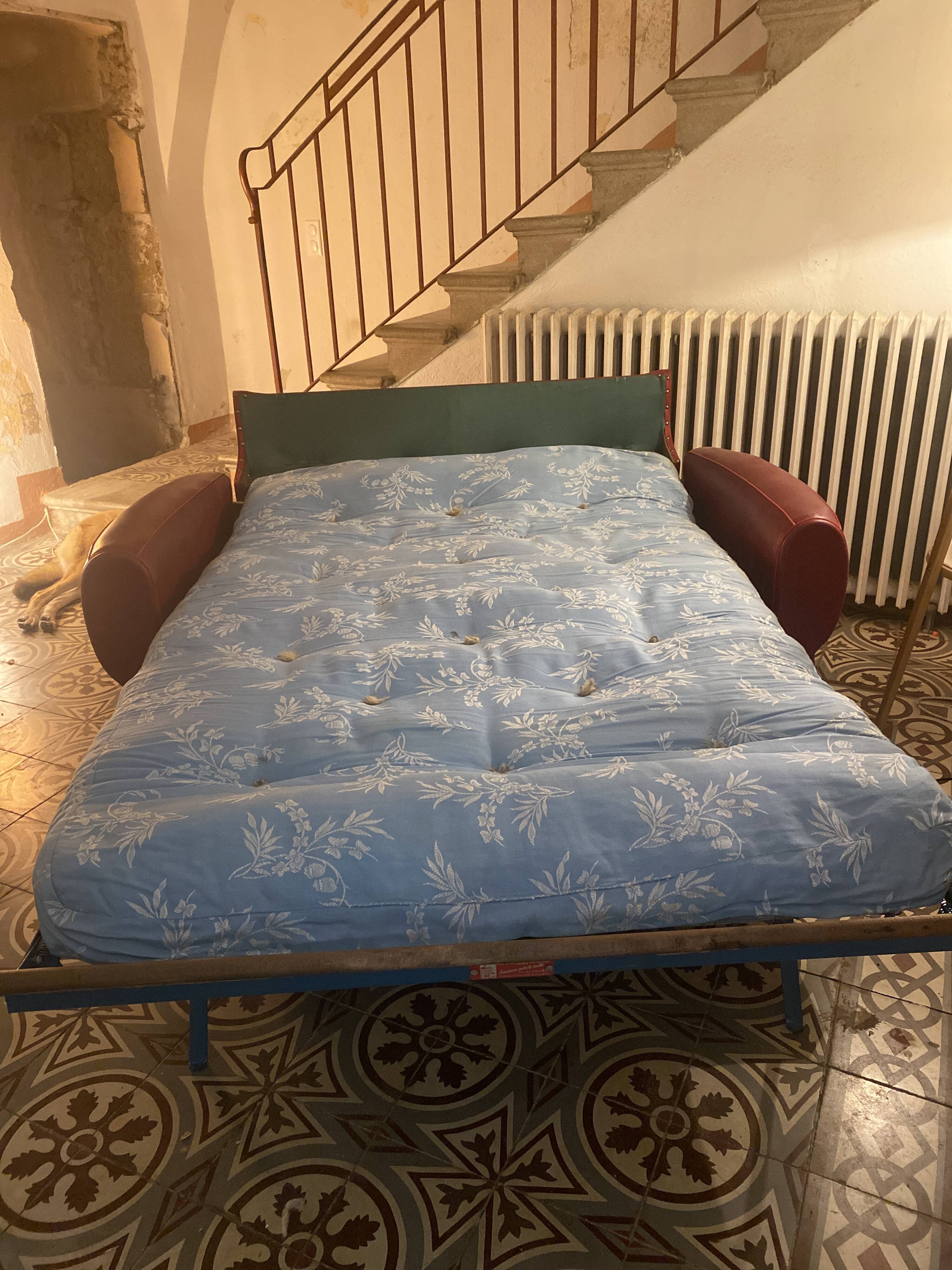 Club mustache sofa 2 places