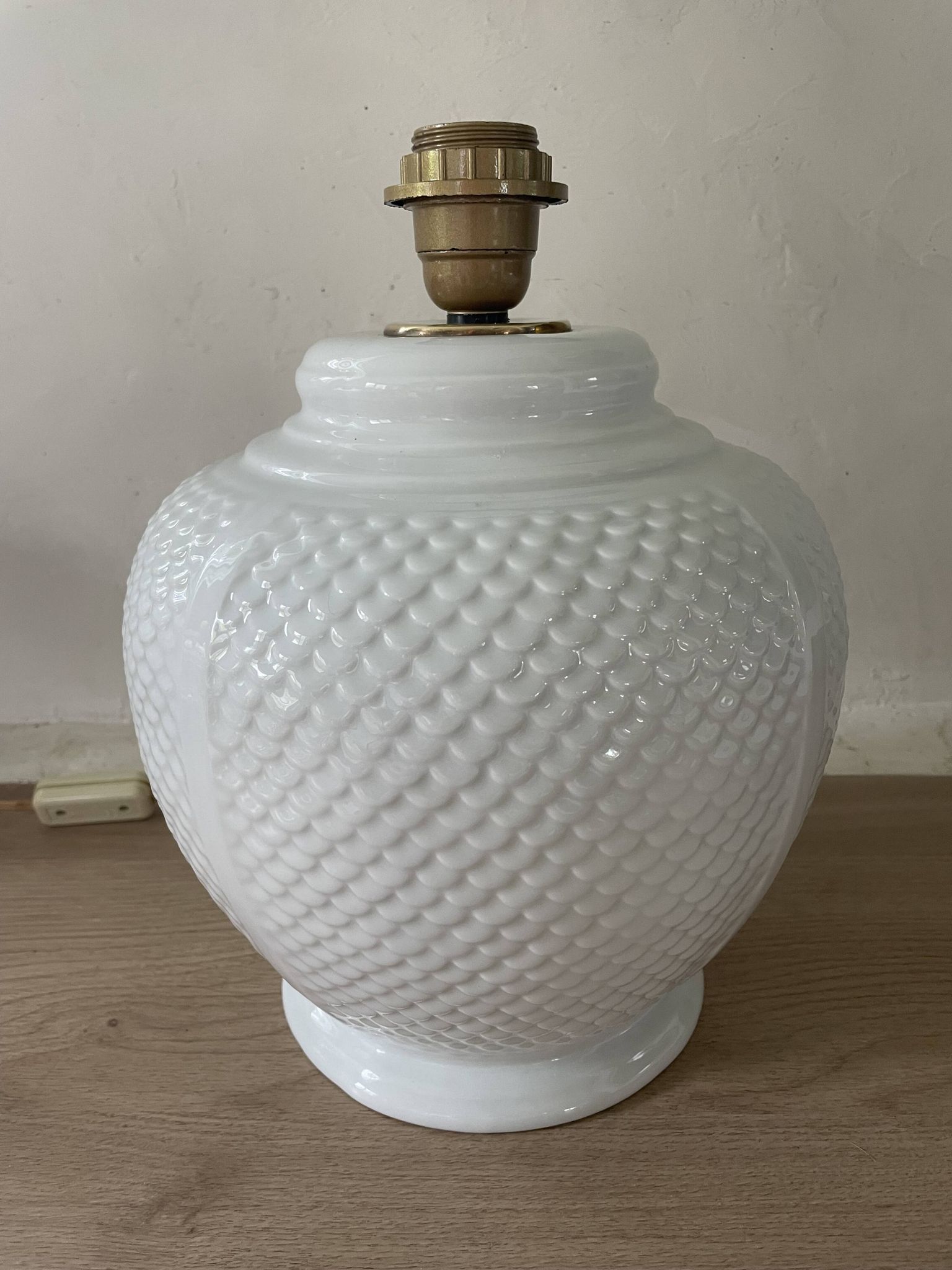 Pied de lampe vintage en céramique émaillée motifs écailles